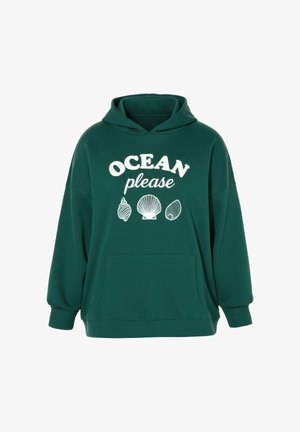 Dunkelgrüner Hoodie mit Fronttasche, weißem Text „OCEAN please“ und drei weißen Muschel-Illustrationen unter dem Text.