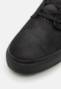 Globe MAHALO - Sapatilhas - black/acid
