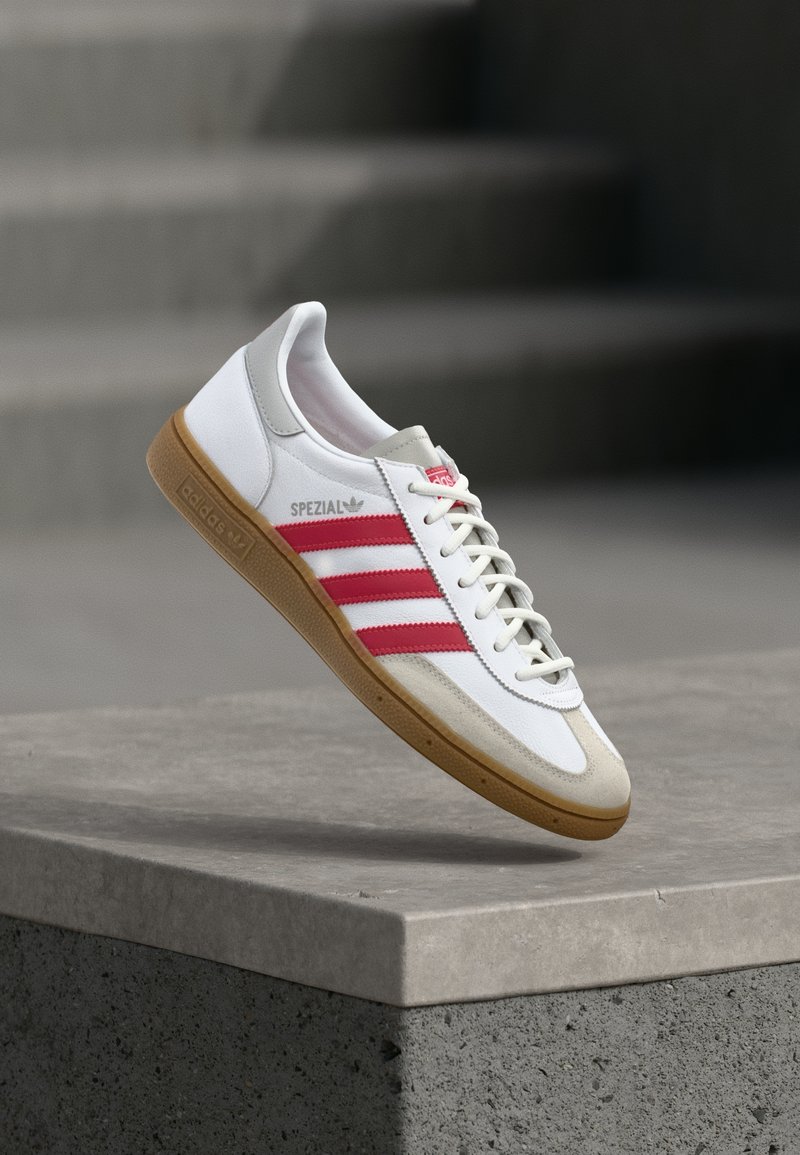 adidas Originals HANDBALL SPEZIAL footwear white/strawberry red/grey two/white