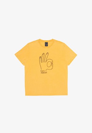 Geel katoenen T-shirt met een zwart beeld van een hand die een "OK"-gebaar maakt, met daaronder de tekst "DAT IS GEMIDDELD". Klassieke ronde hals.