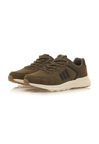 Sneaker in suede marrone con suola imbottita, caratterizzate da dettagli neri, lacci rotondi e colletto imbottito, progettate per comfort e supporto.