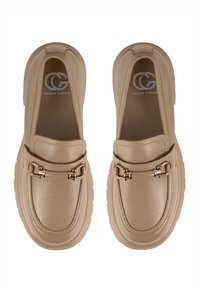 Beige leren instapchoenen met een dikke zool en een gouden hardware detail over de voorkant; gladde textuur en afgeronde punt.