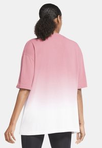 Převlečení T-shirt v nadměrné velikosti, s gradientem od růžové po bílou, vyrobeno z bavlny. Krátké rukávy a zaoblený výstřih, s volnějším střihem.