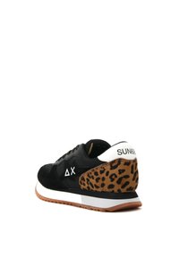 Sneaker nera con tomaia in pelle texturizzata e suede, dettaglio in stampa leopardata sul tallone, branding bianco e suola in gomma color moka.