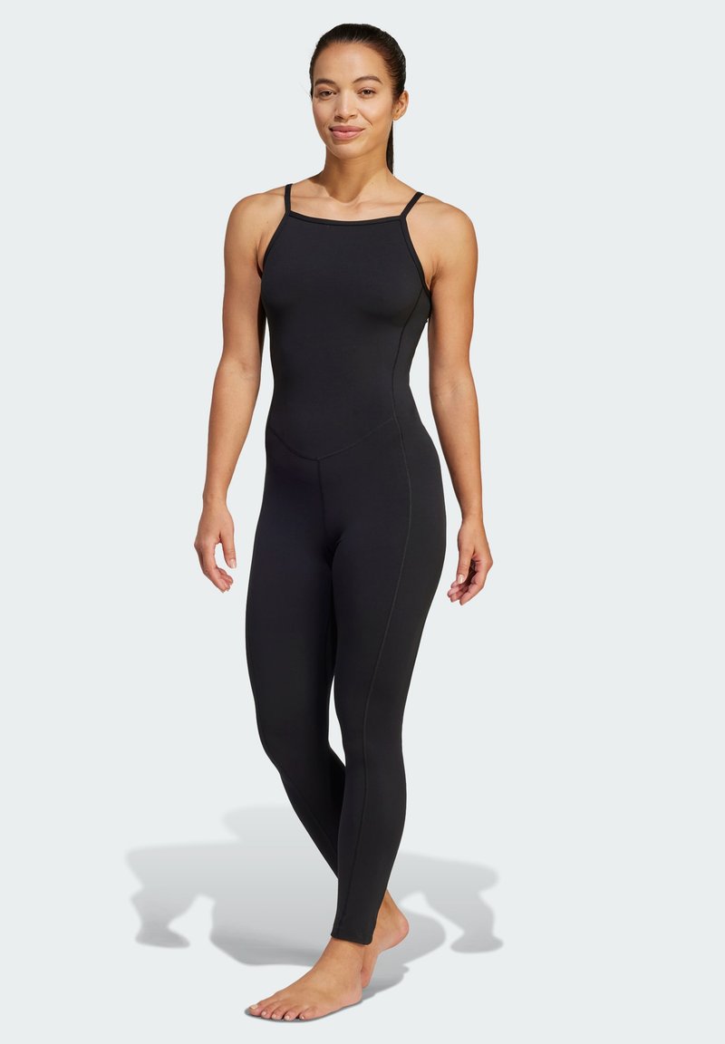 Mono negro con tirantes finos, diseño ajustado, textura suave y costuras mínimas. Elegante y atlético para ropa deportiva.