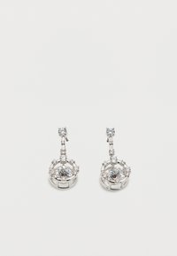 Ζευγάρι ασημένιων σκουλαρικιών σταγόνας με στρογγυλές διαυγείς πολύτιμες πέτρες τοποθετημένες σε κάθετη σειρά και κυκλικό σχέδιο συστάδας.