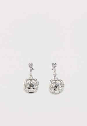 Ζευγάρι ασημένιων σκουλαρικιών σταγόνας με στρογγυλές διαυγείς πολύτιμες πέτρες τοποθετημένες σε κάθετη σειρά και κυκλικό σχέδιο συστάδας.