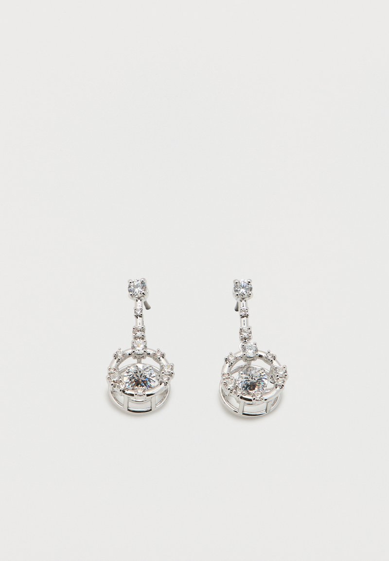 Ζευγάρι ασημένιων σκουλαρικιών σταγόνας με στρογγυλές διαυγείς πολύτιμες πέτρες τοποθετημένες σε κάθετη σειρά και κυκλικό σχέδιο συστάδας.