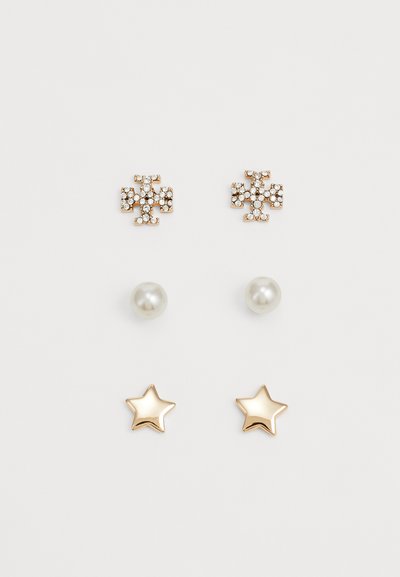 Set od četiri naušnice: dvije naušnice u obliku križa od zlatnog tona s rhinestones, dvije biserne naušnice i dvije sjajne naušnice u obliku zvijezde od zlatnog tona.