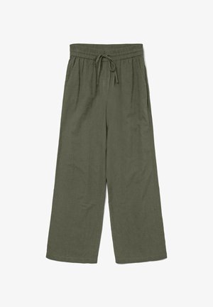 Olivgröna vida byxor i ett lätt, strukturerat material med dragsko i midjan. Har lös passform och två sidofickor.