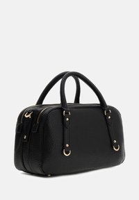 Borsa a mano in pelle nera testurizzata con doppi manici, due scomparti con cerniera e dettagli in metallo dorato su sfondo bianco.