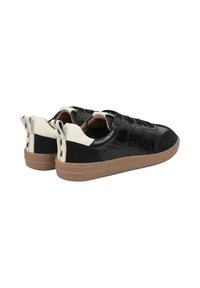 Sneaker nera con finitura testurizzata, caratterizzata da una combinazione di materiali lisci e scamosciati, accenti chiari e suola in gomma.