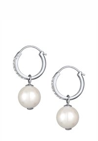 Silberne Creolen mit einer glatten, runden weißen Perle, die an jedem Ohrhänger hängt, sowie kleinen Akzentsteinen entlang des Hoops.