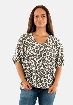 T-shirt à manches courtes et col en V blanc avec un imprimé léopard dans des teintes de noir et de marron. Fabriqué en tissu doux, coupe décontractée.