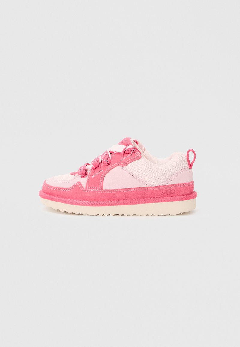 Sneaker rosa caratterizzata da materiali in rete e scamosciato, superficie testurizzata, lacci bianchi e una suola spessa color crema con una presa a motivo.