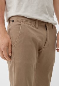 QS SLIM BASIC - Chino - sandstein