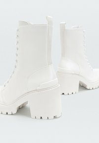 Stradivarius Botki na platformie