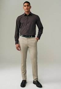 Next REGULAR FIT SINGLE CUFF - Camisa elegante - chocolate brown