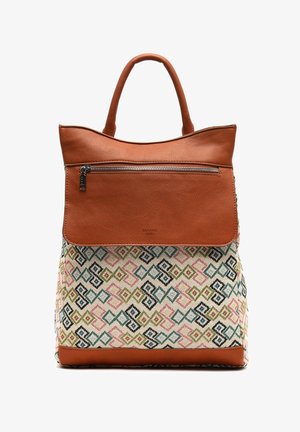 Flap e manico in pelle marrone con tessuto intrecciato decorato sottostante. Forme geometriche in blu, verde, rosa e nero su uno sfondo di colore crema.