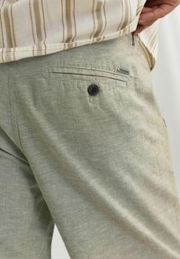 Jack & Jones Shorts - deep lichen green