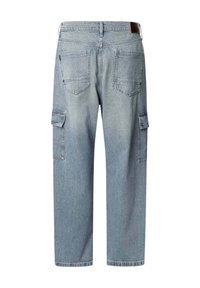 Pantalones cargo de mezclilla azul claro con bolsillos laterales, dos bolsillos traseros y un diseño de pierna recta. Presenta un parche de cuero en la cintura.