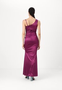 Rochie violet din satin, tip fitted, cu un umăr, cu detalii drapate și design până la podea. Bretele simple, textură netedă și siluetă elegantă.