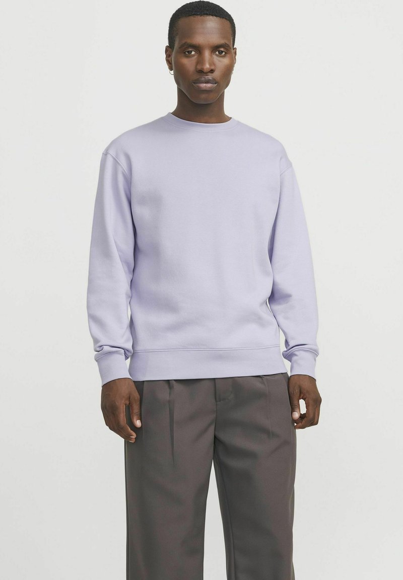 Lila crewneck sweatshirt gemaakt van een katoenmix, met ribgebreide manchetten en zoom, gedragen met grijze broek. Geen zichtbare logo's of patronen.