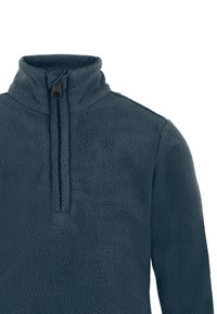Pullover in pile di colore blu navy con zip a quarti sul davanti, colletto alto e logo "protest" ricamato sul lato sinistro del petto.