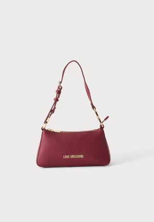 Mała bordowa skórzana torebka z złotym zamkiem błyskawicznym i regulowanym paskiem, z złotym logo "LOVE MOSCHINO" z przodu.