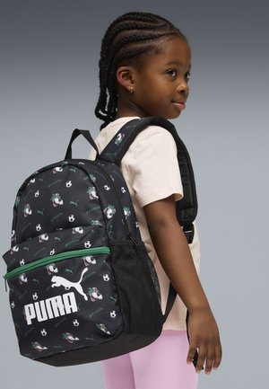 Czarny plecak z motywami piłkarskimi, z zielonymi akcentami i dużym białym logo Puma. Wykonany z wytrzymałej tkaniny z boczną kieszenią z siateczki.