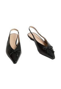 Zapatos slingback de cuero negro con punta afilada, que cuentan con un lazo decorativo en la parte delantera y un tacón bajo. Textura suave y diseño minimalista.