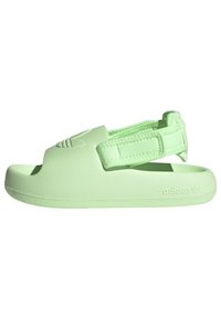 Grön gummisandal med öppen tå, justerbart rem, texturerad sula och präglad logotyp på sidan. Lätt och flexibel design.
