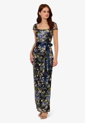 Abito da sera floreale in navy con motivi blu e verde, maniche a campana, scollatura quadrata e una cintura in raso coordinata in vita.