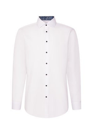 Biała, długa koszula z długim rękawem, zapinana na czarne guziki, z niebieskim wzorzystym wewnętrznym kołnierzykiem, wyeksponowana na jednolitym białym tle.