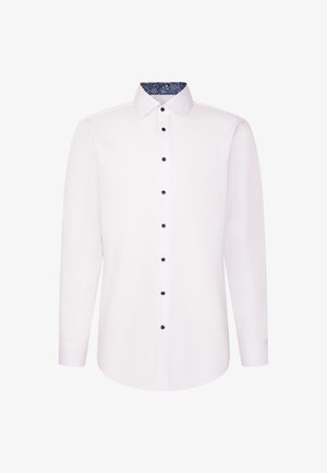 Weißes Langarmhemd mit schwarzen Knöpfen und blau gemustertem Innenkragen, auf einem schlichten weißen Hintergrund präsentiert.