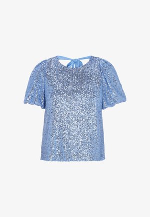 Top scurt, de culoare albastru deschis, cu paiete, mâneci pufoase, decolteu rotund și închidere cu șnur la spate. Suprafață texturată cu accente strălucitoare.