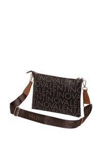Braune Canvas-Umhängetasche mit wiederholtem "Valentino"-Logo, goldfarbener Hardware, braunen Lederakzenten und einem verstellbaren Trageriemen.