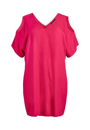 Blusa rosa acceso con spalle scoperte, scollo a V e maniche corte e larghe su sfondo bianco.