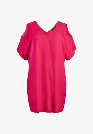 Blusa rosa brillante con hombros descubiertos, escote en V y mangas cortas y amplias sobre un fondo blanco.