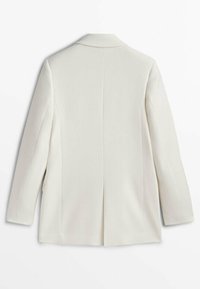 Blazer blanc cintré vu de dos, avec manches longues, col et une couture centrale au dos avec une fente en bas.