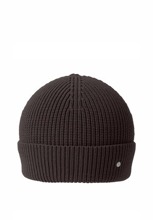 Bonnet tricoté côtelé marron foncé avec revers plié et petite étiquette ronde en métal avec logo sur le côté, présenté sur fond blanc.