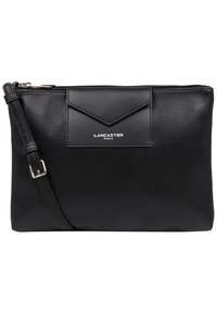 Pochette en cuir noir avec une texture lisse, dotée d'un rabat rabattable, de quincaillerie en argent et d'une bandoulière réglable. Design minimaliste.