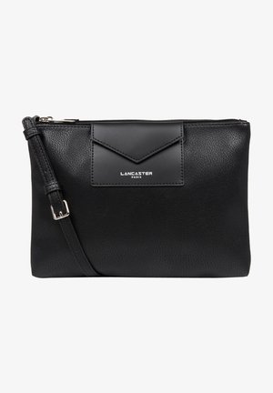 Clutch bag in pelle nera con texture liscia, dotata di patta pieghevole, dettagli in argento e una tracolla regolabile. Design minimalista.