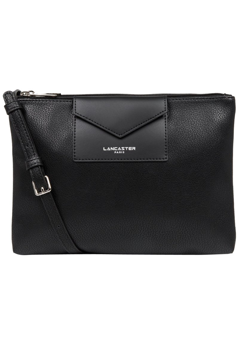 Pochette en cuir noir avec une texture lisse, dotée d'un rabat rabattable, de quincaillerie en argent et d'une bandoulière réglable. Design minimaliste.