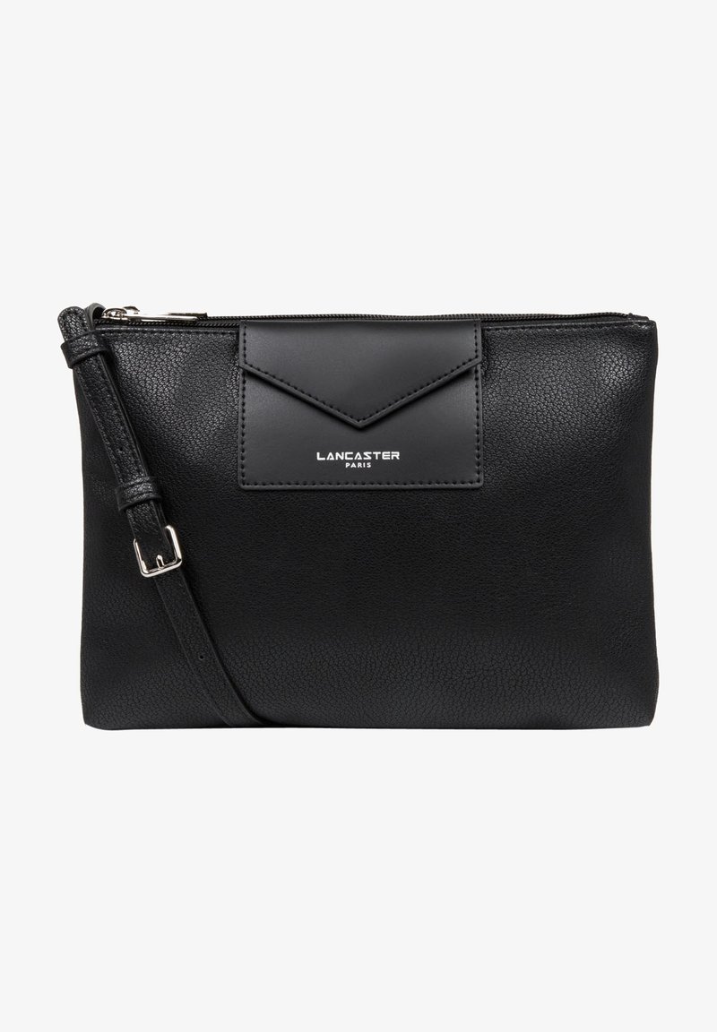 Clutch bag in pelle nera con texture liscia, dotata di patta pieghevole, dettagli in argento e una tracolla regolabile. Design minimalista.