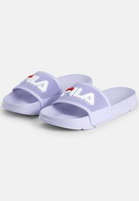 Violetti kumi liukusandaalit rei'itetyllä hihnalla, jossa on valkoinen "FILA"-logo ja punainen korostus. Tasainen pinta ja litteä pohjasuunnittelu.