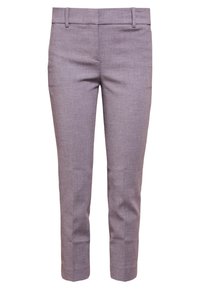 Pantalon gris clair sur mesure en tissu lisse, avec une coupe ajustée, des passants pour ceinture et une longueur raccourcie aux lignes épurées.