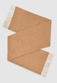 Şal din lână moale, de culoare cămilă, cu franjuri la ambele capete, așezat plat cu un ușor pliș pe un fundal alb.