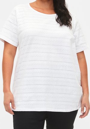 Biały top z krótkim rękawem, ozdobiony poziomymi paskami i lekkimi detalami w koronkę. Luźny krój, okrągły dekolt oraz miękka faktura.