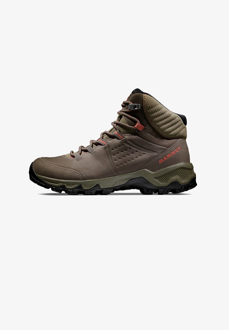 Scarpa da trekking Mammut in materiale sintetico marrone, design a media altezza, suola in gomma con battistrada profondo, accentuata da lacci rossi e logo.